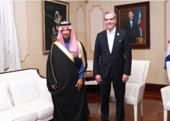 Presidente Abinader recibe en su despacho al ministro de Turismo de Arabia Saudita