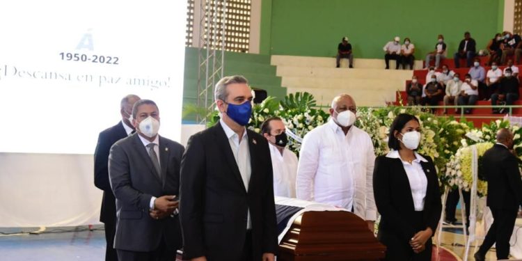 Abinader asiste a velatorio de diputado PRM por Valverde López Chávez