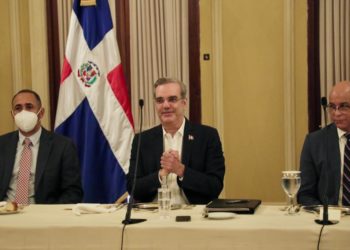 Presidente Abinader se reúne con dueños de compañías de cables del país
