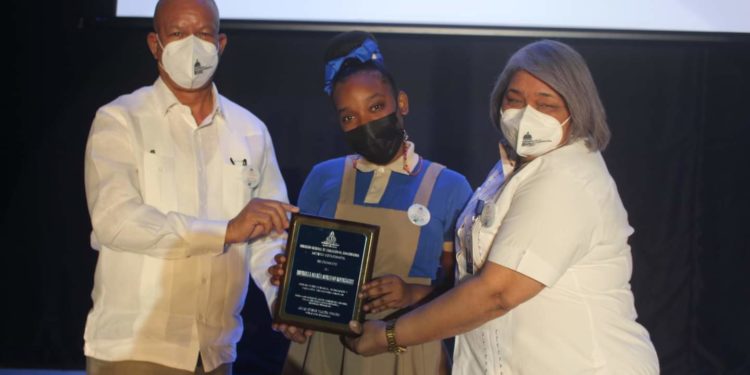 Regional de Educación en San Cristóbal entrega insignia de reconocimiento a estudiantes sobresalientes de la provincia
