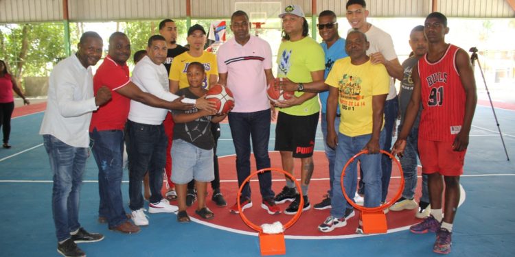 Profesor Nelson Fulcar remoza cancha multiuso en sector Los Multis Viejo, Guaricano