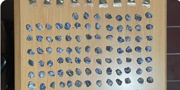 Policía Nacional ocupa más de 140 porciones de marihuana a tres personas en Bonao