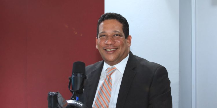 Carlos Pimentel dice buscan corregir la colusión y la práctica de ofertas temerarias en compras y contrataciones