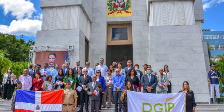 Jubilaciones y Pensiones deposita ofrenda floral en el Altar de la Patria con motivo al aniversario de la Independencia