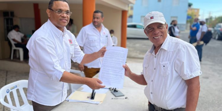 Avanzan trabajos de titulación de propiedades en Maquiteria, Santo Domingo Este
