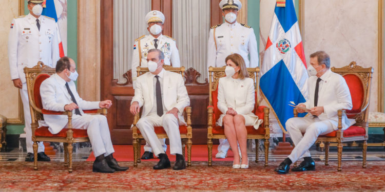 Presidente Abinader recibe cartas credenciales de siete nuevos embajadores