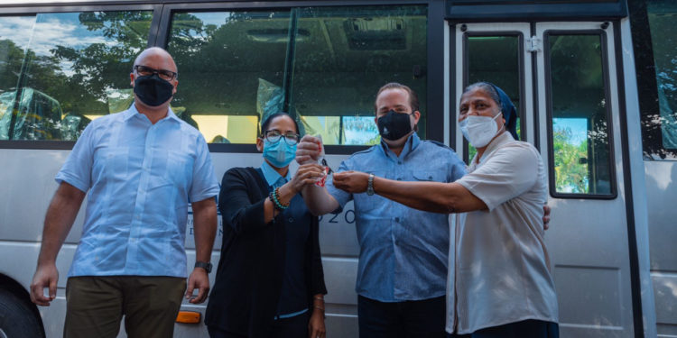 Paliza visita Hogar Escuela Luisa Ortea en Puerto Plata