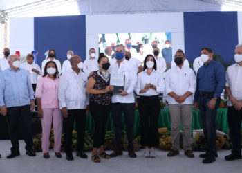 Presidente Abinader entrega 2,832 títulos de propiedad en dos días a familias pobres