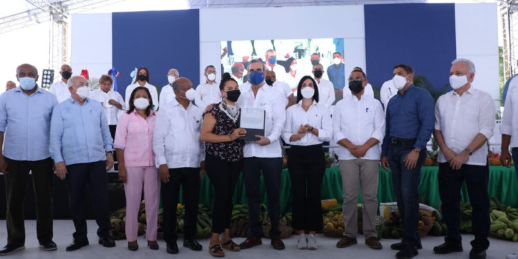 Presidente Abinader entrega 2,832 títulos de propiedad en dos días a familias pobres