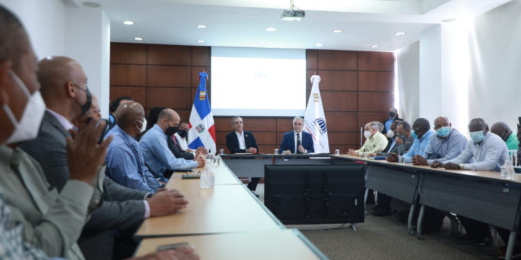 Gobierno aumenta salario a trabajadores del sector azucarero