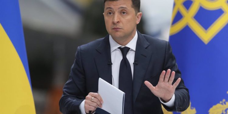 El presidente de Ucrania firma el decreto de movilización general