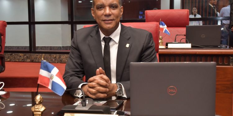 Senador Gómez agradece a Abinader exhibir zonas francas como principal columna económica de RD