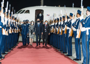 Presidente Abinader llega a Santiago de Chile para participar en la toma de posesión del presidente electo, Gabriel Boric Font