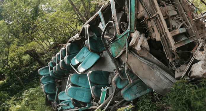 Accidente de un autobús escolar deja 6 niños muertos y 15 personas heridas en Colombia