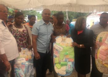 Exalcalde Francisco Fernández y diputada Betty Gerónimo encabezan operativo de alimento en SDN.