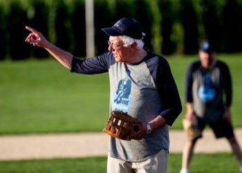 Bernie Sanders pide a comisionado de MLB negociar de buena fe con peloteros