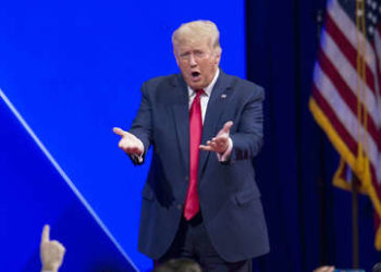 Trump bromea con «bombardear a Rusia» con aviones de combate portando banderas chinas falsas