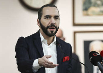 «EE.UU. decide cuándo el malo se vuelve bueno y el bueno se vuelve malo»: Bukele comenta las negociaciones de Washington con Caracas sobre energía