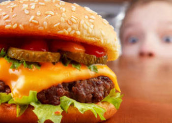 España prohibirá que ‘influencers’ y famosos promocionen alimentos poco saludables para los niños