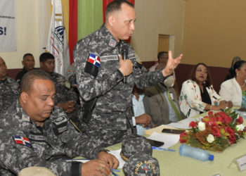 Ministerio de Interior y Policía conversa con comandantes policiales y voceros barriales sobre estrategias para combatir la delincuencia