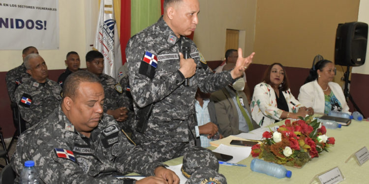 Ministerio de Interior y Policía conversa con comandantes policiales y voceros barriales sobre estrategias para combatir la delincuencia