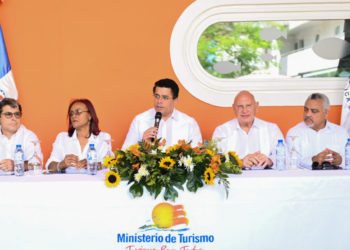 Ministro de Turismo presenta diseño de lo que será el Pueblo de los Pescadores en Las Terrenas