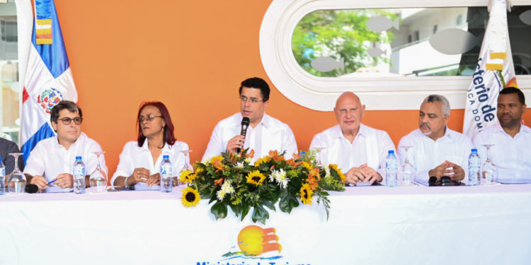 Ministro de Turismo presenta diseño de lo que será el Pueblo de los Pescadores en Las Terrenas