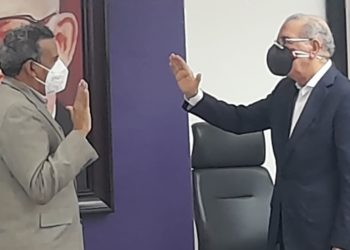 Danilo Medina juramenta a Radhamés Segura como presidente del PLD en el Distrito Nacional