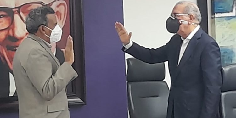 Danilo Medina juramenta a Radhamés Segura como presidente del PLD en el Distrito Nacional