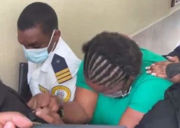 Dictan tres meses de coerción a mujer acusada de violar a sus tres hijos y enviar videos a reclusos