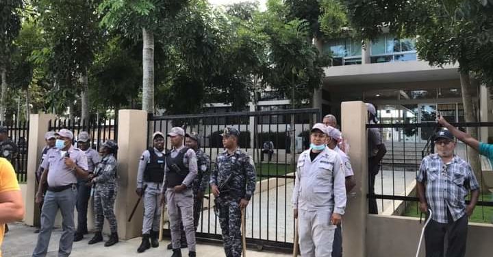 Garantía económica y presentación a tres acusados de presuntamente invadir terrenos en Cotuí