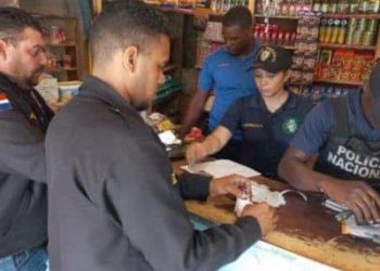 Policía interviene 10 colmados de La Victoria por estafa con tarjetas del programa Supérate