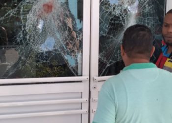 Hombre destruye cristales de un Hospital al enterarase que su madre había fallecido