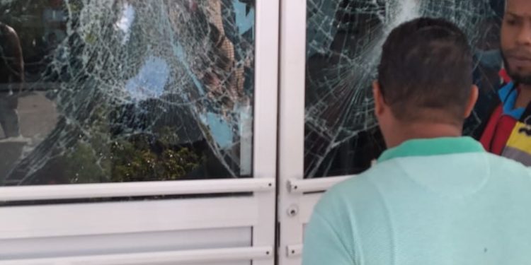 Hombre destruye cristales de un Hospital al enterarase que su madre había fallecido