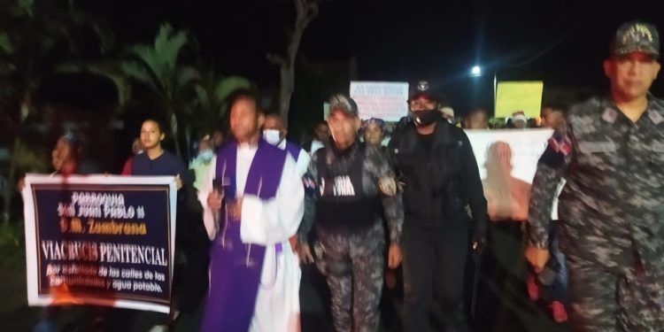 Iglesia Católica camina junto a comunidades de Zambrana en demanda de arreglo de sus calles y otra reivindicaciones