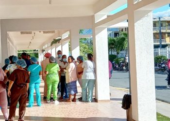 Médicos y enfermeras se movilizaron frente al Hospital Regional Taiwán en Azua