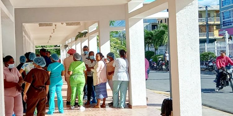 Médicos y enfermeras se movilizaron frente al Hospital Regional Taiwán en Azua