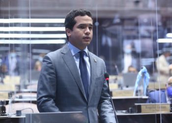 Omar Fernandez presenta proyecto para eliminar impuestos toallas sanitarias