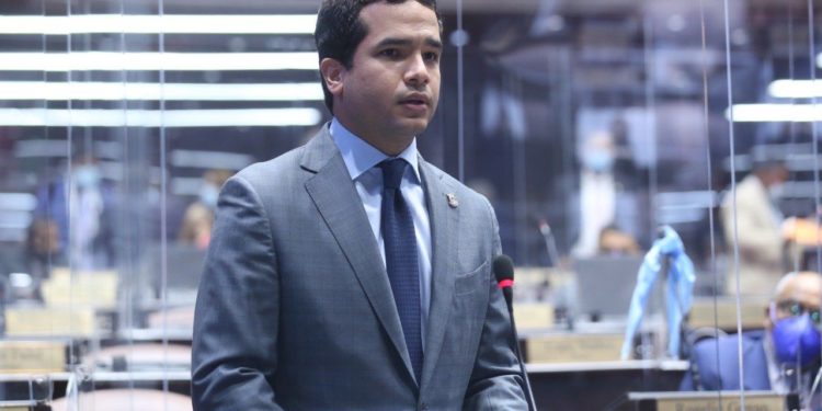 Omar Fernandez presenta proyecto para eliminar impuestos toallas sanitarias