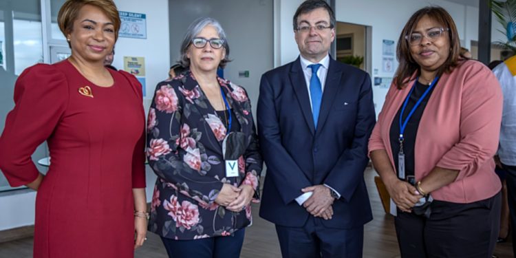 NEWTECH E INFOTEP graduan jóvenes en carrera de Centros de Contacto