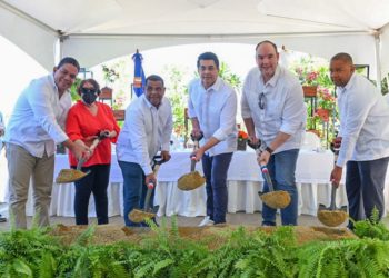 Ministro de Turismo deja iniciada construcción vía de acceso a playa Saladilla en Barahona