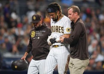 Fernando Tatis Jr se fractura la muñeca y se podría perder hasta tres meses de temporada
