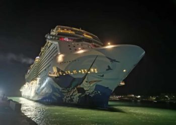 Se desencalla crucero y retorna a puerto para inspección