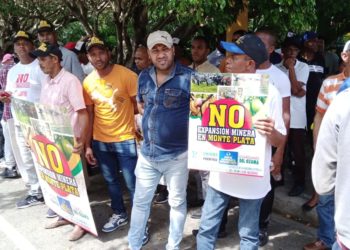 Moradores de Monte Plata protestan frente a la Fiscalía de Sánchez Ramírez en apoyo a siete personas citadas supuestamente por Barrick Gold