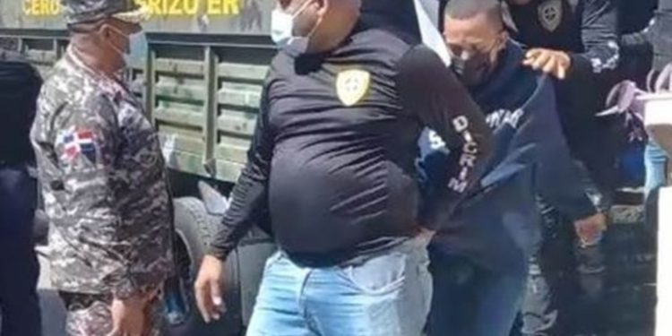 Juez libera a los policías acusados de dar «tumbe de droga» en Barahona