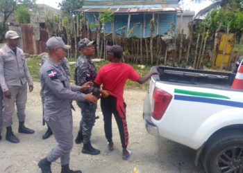 A pedradas y botellazos reciben a la PN y una fiscal en Sabana Grande de Boyá