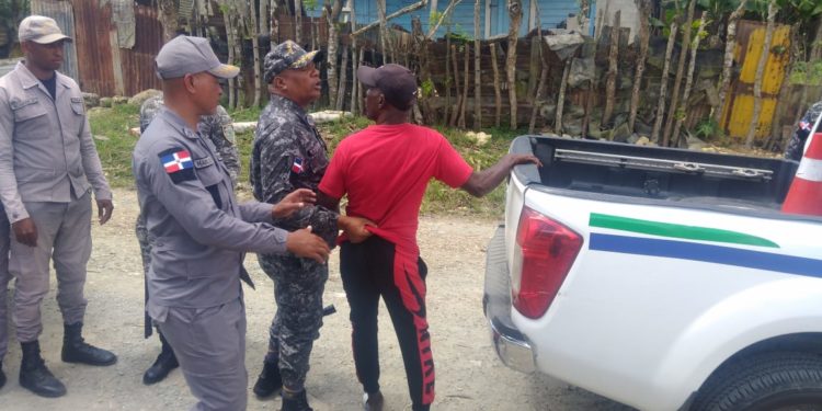 A pedradas y botellazos reciben a la PN y una fiscal en Sabana Grande de Boyá