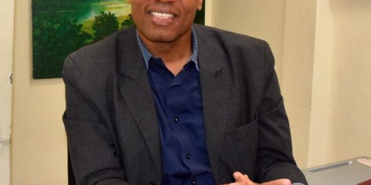 Profesor Luis Pérez Nova renuncia a la Dirección de Relaciones Públicas de la UASD