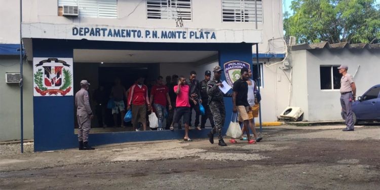 Trasladan 34 privados de libertad al CCR de Monte Plata