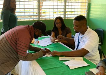 MINERD inicia pago con cheque al personal administrativo de Monte Plata